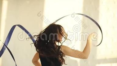 布吕内特年轻女子肖像舞蹈<strong>艺术体操</strong>，现代风格，窗前穿黑色彩带